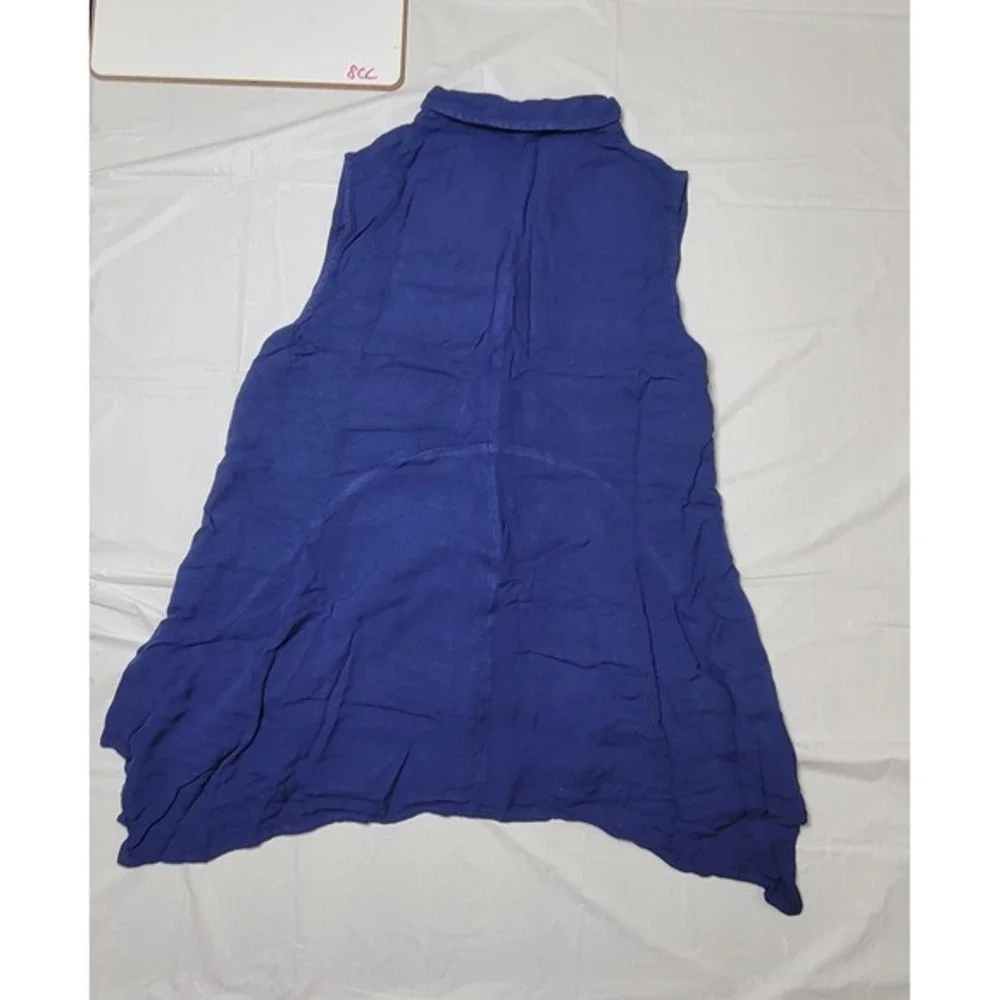 Womens Fever Blue sleeveless button up collared blouse. Size Medium.‎